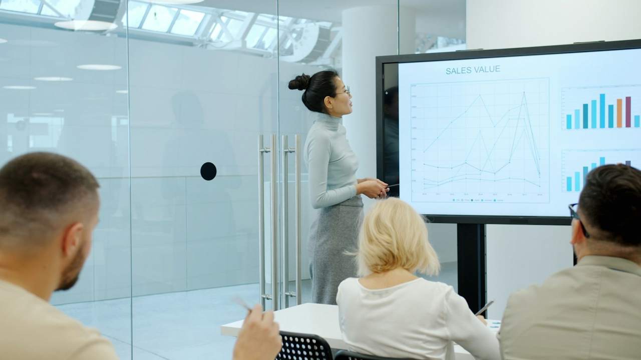 Consulenti al lavoro con un cliente